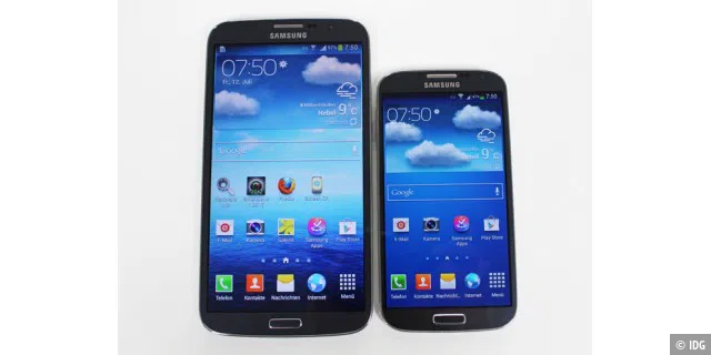 Schon das Galaxy S4 (rechts) ist mit seinem 5 Zoll Display recht groß. Das Galaxy Mega (links) setzt noch eins oben drauf. Auf dem Bild ist übrigens erkennbar, dass der Super-AMOLED-Screen des S4 Farben kräftiger darstellt als der LCD des Mega.