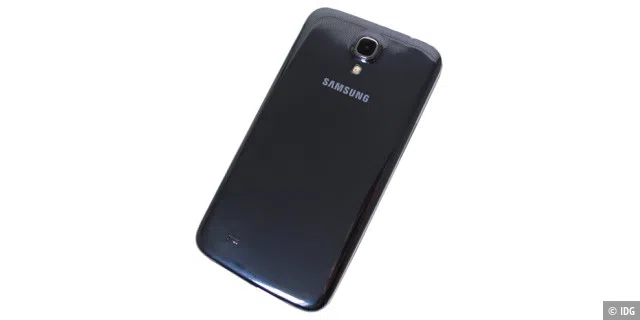 Die Design-Linie von Samsung erstreckt sich über alle neuen Modelle. So sieht auch das Galaxy Mega aus wie ein großes Samsung Galaxy S4. Da auch sämtliche Komponenten wie Kamera und Lautsprecher an der gleichen Stelle verbaut sind.