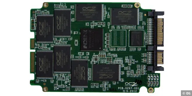 OCZ Vector: Oberseite der SSD-Platine mit 8 Flashchips, Indilinx-Controller (Mitte) und Cache-Baustein (kleiner Chip ganz rechts).