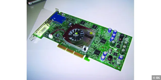 <b>Nvidia Geforce 4 (2002)</b>
Die Geforce 4 basiert im Wesentlichen auf der Geforce 3, arbeitet aber um einiges schneller. Vor allem die Geforce 4200 Ti bot zu ihrer Zeit ein nahezu unschlagbares Preis-Leistungs-Verhältnis und war bei Spielern deshalb äußerst beliebt.