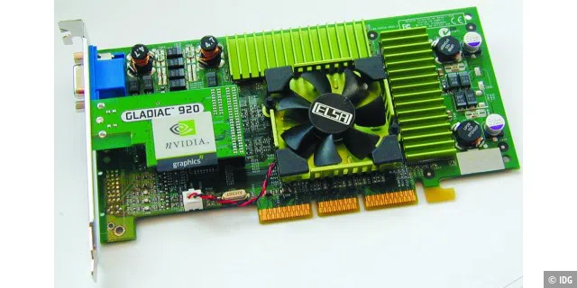 <b>Nvidia Geforce 3 (2001)</b>
Drei Monate nach dem Kauf von 3Dfx beginnt mit der Geforce 3 und DirectX 8 das Zeitalter der programmierbaren Grafikchips. Die Pixel und Vertex Shader waren im Vergleich zu heutigen Grafikchip noch vergleichsweise unflexibel. Gegenüber der Geforce 2 wurde zudem die Kantenglättung beschleunigt und der anisotrope Texturfilter verbessert.