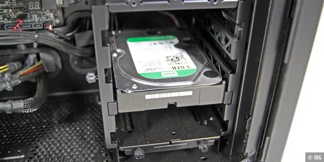 Die WD-Green-Festplatte ist üppige 3 TB groß und auch entkoppelt ins Gehäuse eingebaut.