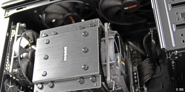 Der wuchtige CPU-Kühler Dark Rock Pro 3 von Bequiet arbeitet mit zwei Lüftern. Darüber hinaus befinden sich auch in der Ober- und an der Rückseite sowie in der Front weitere Lüfter von Bequiet.