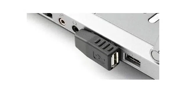 Ganz nah dran: Mit einem gewinkelten USB-Adapter sind USB-Geräte besser vor einem versehentlichen, unsanften Abziehen und Abreißen geschützt.