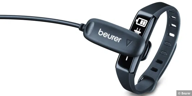 Erst nach fast vier Wochen muss der Fitnesstracker AS 80 von Beurer wieder aufgeladen werden. Das Laden erfolgt über diese Halteklammer mit USB-Anschluss.