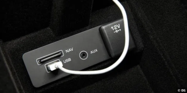 Auf der SD-Karte befindet sich das Kartenmaterial für Incontrol Touch, in die USB-Buchse wird das Kabel des iPhones für die Verbindung zu Incontrol Apps gesteckt.