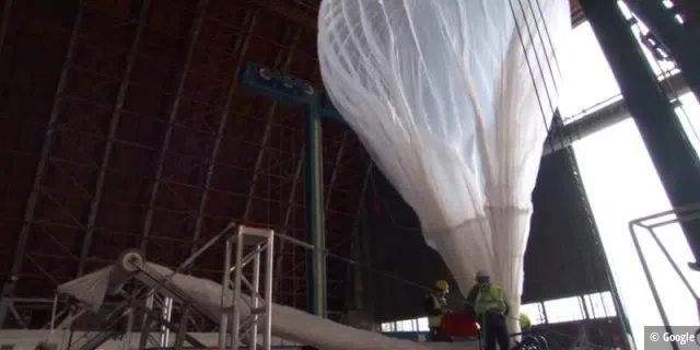 Ein Project-Loon-balloon bei einem Test im Hangar.