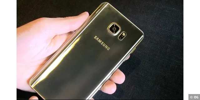 Die Rückseite des Galaxy Note 5 besteht aus Metall, das Design ist insgesamt an das des Galaxy S6 angelegt.