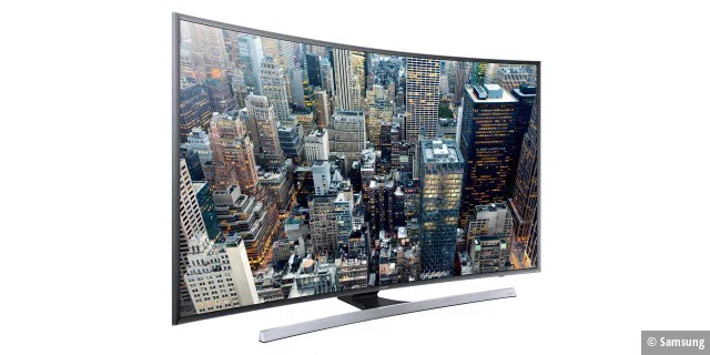 Optimaler TV-Genuss: Durch das gewölbte Display des Samsung Curved UHD TV JU7590 kann man als Zuschauer förmlich ins Bild eintauchen.