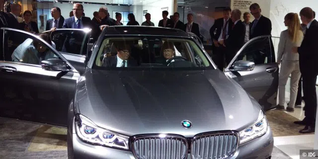 VW-Konzern-Chef Martin Winterkorn probierte in Halle 11 den neuen BMW 7er aus.
