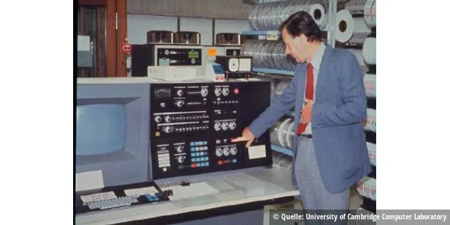 Bereits 1972 konnte der IBM 370/165 Hardware-gestützte, virtuelle Maschinen starten und nutzte dazu erstmals Virtual Memory Management.
