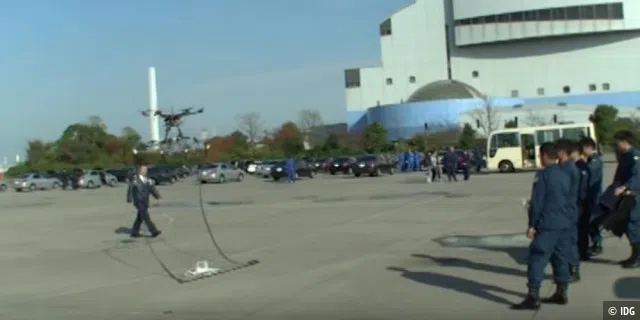 Polizei-Drohne soll verdächtige Flugdrohnen abfangen
