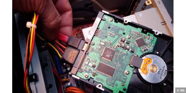 SATA-Festplatte: Festplatten brauchen Strom vom Netzteil sowie die SATADatenverbindung zum Mainboard.