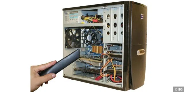 Vor dem Austausch einzelner PC-Komponenten sollte man den PC gründlich säubern und vor allem den Staub von den Bauteilen blasen, etwa mit Druckluftspray.