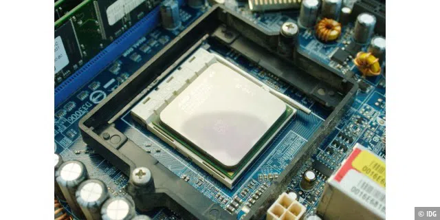 Dieser AMD-Prozessor wurde zu heiß: Nach dem Entfernen der Wärmeleitpaste ist eine Verfärbung der Oberfläche nach zu großer Hitzeeinwirkung zu sehen.