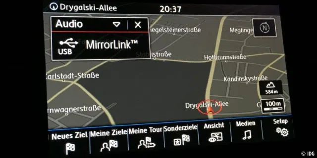 Hier läuft gerade die standardmäßige Navigation des T6 (also nicht Google Maps). Im Zusatzfenster links wird angezeigt, dass im Hintergrund Mirrorlink läuft.