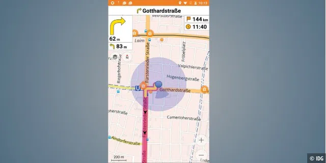 Die Osmand App zeigt Ihnen neben der farblich markierten Route, der Distanz sowie der Ankunftszeit auch viele POIs wie etwa Busstationen, Banken und Ähnliches an.