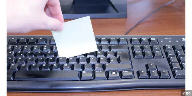 Mit Post-it-Zetteln Krümel aus der Tastatur fischen