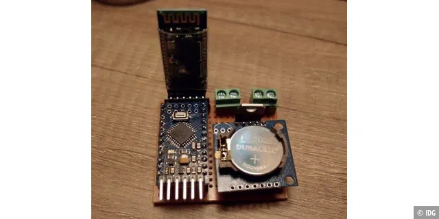 Die Platine mit Speicherbatterie, Arduino und Bluetooht-Modul.