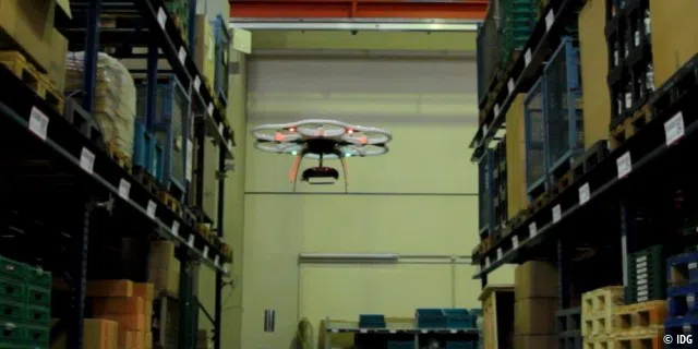 Ein autonomes Fluggerät bei der Datenerfassung in einem Lager.