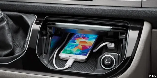 Das Foto zeigt die Verbindung zwischen dem Android-Smartphone und dem Discover Media Plus im VW Bus. Das Foto von VW täuscht jedoch: Die USB-Buchse liegt sehr tief und beengt in der Mittelkonsole.