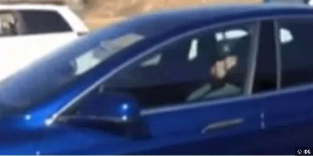 Video: Tesla-Fahrer schläft während der Fahrt