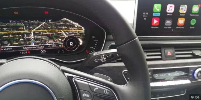 MMI mit Carplay in der Mitte des Armaturenbretts und direkt vor dem Fahrer das Audi Virtual Cockpit mit Google Earth-Ansicht