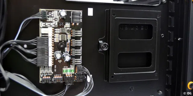 In der Pro-Version kann die integrierte Lüftersteuerung je einen PWM- und 3-Pin-Lüfter mehr betreiben. Im Bild ist daneben auch eine SSD-Halterung zu sehen.