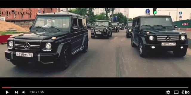 Im Autokorso mit 30 schwarzen G-Klasse-Fahrzeugen durch Moskau