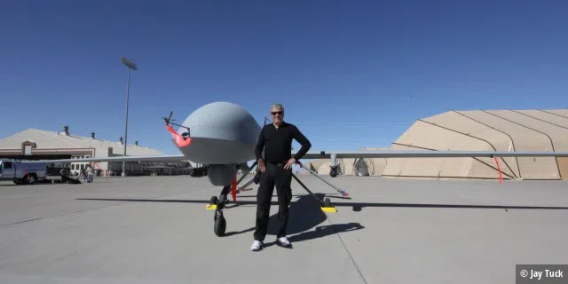 Jay Tuck mit Killer-Drohne, Holloman Air Force Base, USA