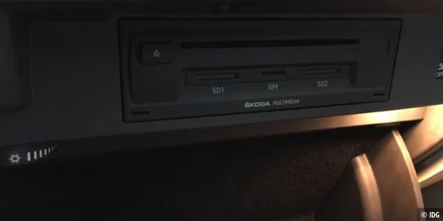 Das CD-/DVD-Laufwerk befindet sich im Handschuhfach. Dort ist es zwar schlecht und für den Fahrer während der Fahrt überhaupt nicht erreichbar, aber immerhin verbaut Skoda noch so ein Laufwerk. Dafür gebührt Skoda Lob!