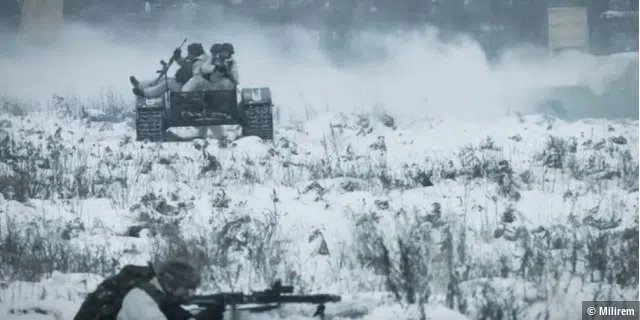 Der Mini-Panzer rollt ins simulierte Gefecht.