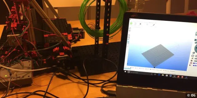 Der Fischertechnik-3D-Drucker ist mit dem Notebook verbunden.