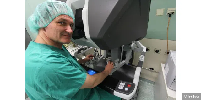 Der Chirurg sitzt am Computer und operiert via Fernsteuerung