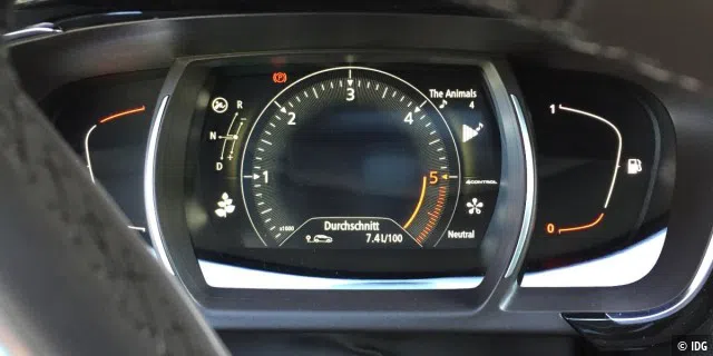 Blick auf das einfach gehaltene Cockpit im Renault. Extras wie eine Google-Earth-Karte sucht man hier vergebens.