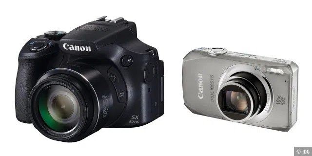 Eine Variante der Kompaktkamera ist die Bridge-Kamera (links). Sie ähnelt optisch einem Spiegelreflexmodell, hat aber ein festmontiertes Objektiv mit Superzoom. Anbieter von Bridge-Kameras sind etwa Canon und Nikon.