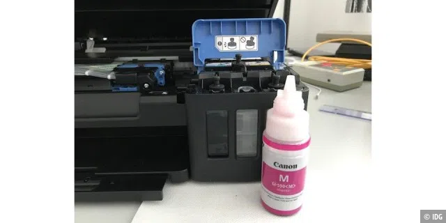 Die Tintentanks des Canon Pixma G4500 sind mit Gummistöpseln verschließbar und lassen sich per Tintenfläschchen auffüllen.