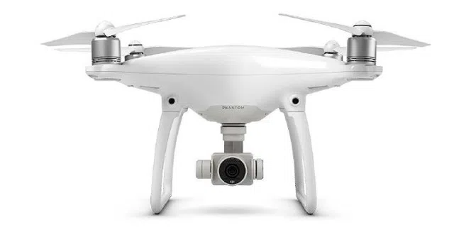 Drohne für professionelle Luftaufnahmen: Die DJI Phantom 4 bringt eine 4K-Kamera mit, kann Objekte automatisch verfolgen und bleibt bis zu 28 Minuten in der Luft.
