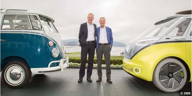 Die Vorstandsvorsitzenden der Marken Volkswagen Nutzfahrzeuge und Volkswagen, Dr. Eckhard Scholz und Dr. Herbert Diess. Links steht ein Original des T1 in der heute besonders wertvollen Samba-Ausführung, rechts ist die Studie I.D. Buzz zu sehen.