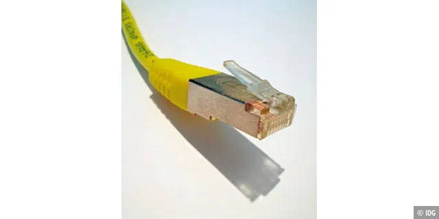 Häufige Fehlerursache: Der Ethernet-Stecker, vor allem die kleine Plastikhaltenase, die gerne abbricht, wodurch der Stecker unmerklich herausrutschen kann.