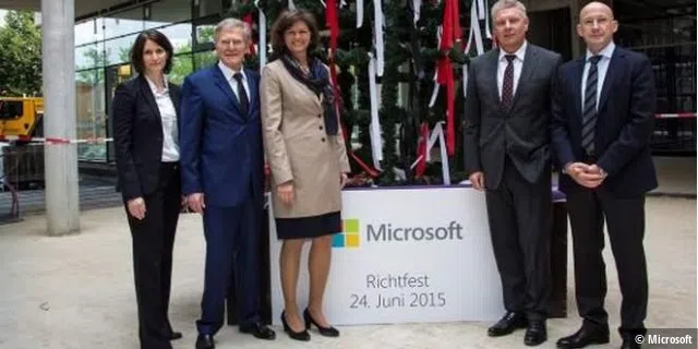 Richtfest der neuen Microsoft-Zentrale in der Parkstadt Schwabing: Unter anderem mit Oberbürgermeister Dieter Reiter (SPD, 2.v.r.) und Wirtschaftsministerin Ilse Aigner (CSU, 3.v.l.).
