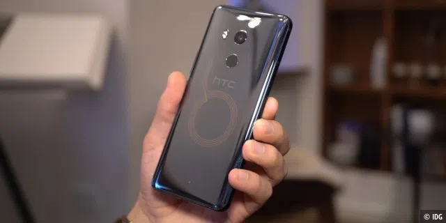 HTC U11+ mit durchsichtigem Gehäuse, bei dem man vor allem den NFC-Chip sieht.