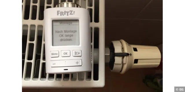 Die neue Fritz Dect 301 liegt auf dem Heizkörper, der alte Thermostat von Danfoss ist noch montiert.
