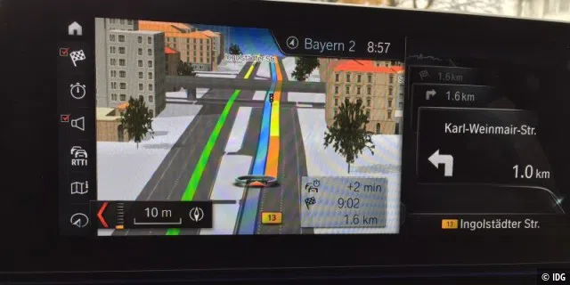 Navigation mit 3D-Modellen und Route mit Verkehrslage.