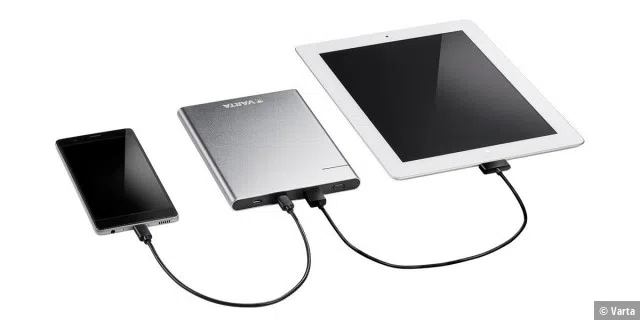 Smartphone und Tablet parallel aufladen: Mit einer Powerbank ab 10.000 mAh kein Problem.