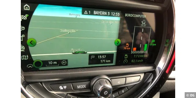 Navigation mit Splittscreen: Rechts der Bordcomputer mit der Reichweite.