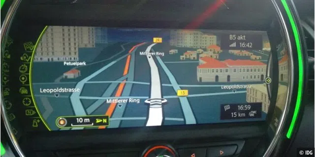 Die 3D-Gebäudeansichten sehen in der Navigation nicht nur cool aus, sondern helfen dem Fahrer bei der schnellen Orientierung. Hier ein Abschnitt am nördlichen mittleren Ring in München.