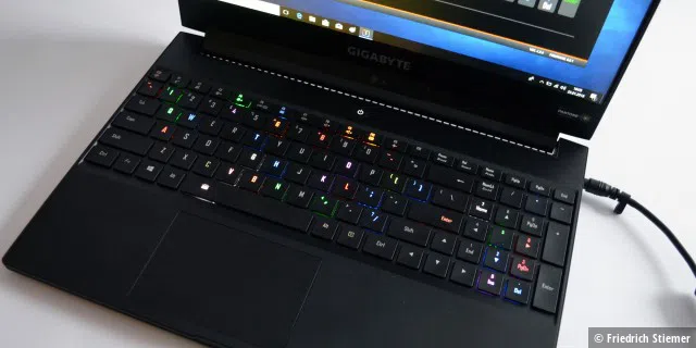 Die RGB-beleuchtete Tastatur versteht auch Makros und kann effektreich strahlen.