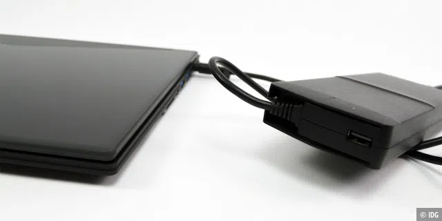 Das Netzteil bietet auch einen USB-Anschluss, um beispielsweise auch parallel Mobilgeräte zu laden.