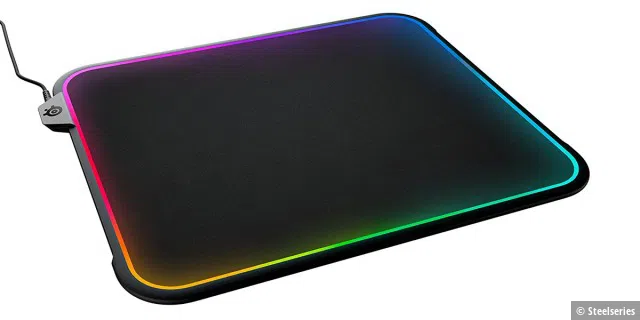 RGB-Mauspads wie das Steelseries QcK Prima sind optisch ein wahrer Hingucker, allerdings etwas dicker und deutlich teurer als 